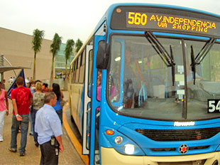 Foto de pessoas pegando ?nibus para irem ao shopping