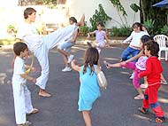 Foto das crianças em aula de capoeira