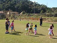 Foto das crianças em um campo de futebol