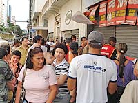 foto de pessoas na fila