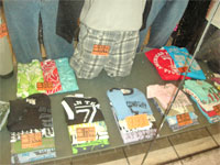 foto de vitrine de roupa masculina em promo??o