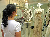 foto de uma consumidora olhando a vitrine 