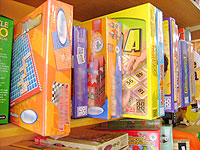 foto de brinquedos na prateleira