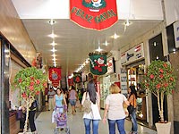 Foto de uma galeria toda enfeitada para o Natal