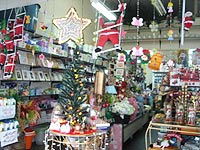 Foto de lja enfeitada com produtos natalinos