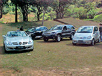 Foto de vários carros estacionados
