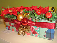 Foto de uma caixa de presente decorada com motivos natalinos
