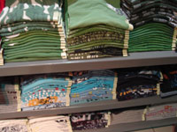 Foto de prateleiras com roupas