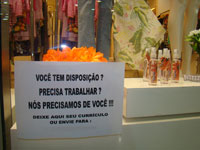 Foto de cartaz anunciando vaga de vendedor