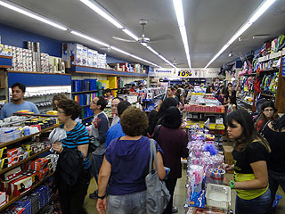 Foto de pessoas na papelaria