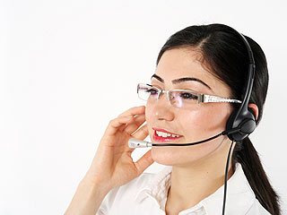 profissional de telemarketing rindo, atendendo bem