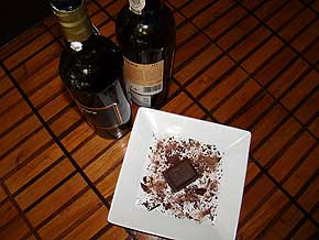 Foto de barra de chocolate e vinhos