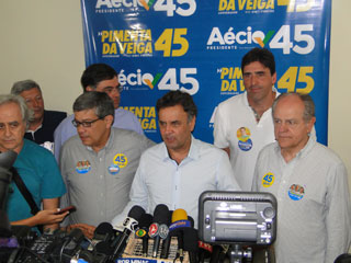 Aécio Neves cumpre campanha em JF e segue em carreata 