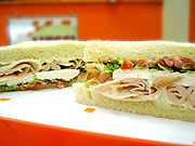 Foto do sandu?che cortado ao meio