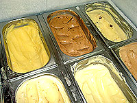 Foto do sandu?che cortado ao meio