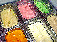 Foto do sandu?che cortado ao meio