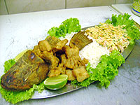 Foto travessa com arroz, salpic?o e tra?ra