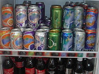 foto de várias latas de refrigerante