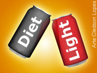 Duas latas de refrigerante com escritos light e diet
