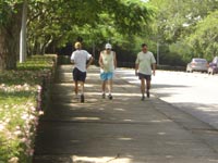 ACESSA.com Pessoas caminhando