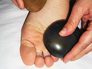 foto de massagem
com pedras quentes nos pés