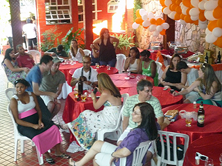 Foto de pessoas confraternizando