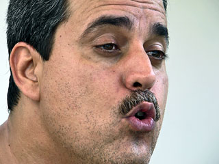 Foto de pessoa falando