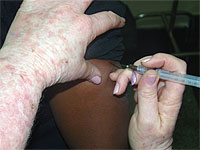Foto de pessoa sendo vacinada