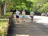 Pessoas caminhando no campus da UFJF