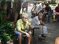 Foto de dois idosos sentados no Parque Halfeld