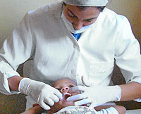 Imagem de um dentista cuidado do dente de uma criança