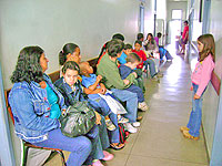 Foto da fila de atendimento no
Departamento de Sa?de da Crian?a e Adolescente