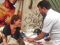 Foto de Marcelo Gon?alves medindo a press?o de Eliana Maria Lovisi
