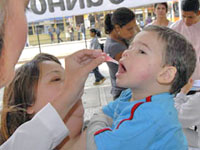 Foto de criança sendo vacinada