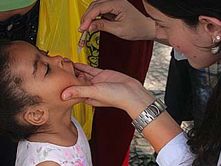 Foto de criança recebendo vacina