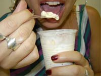 Pessoa comendo sorvete