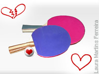 Duas raquetes de pong pomg, um coração e outro quebrado