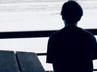 uma pessoa sozinha como se estivesse fazendo autoreflexão