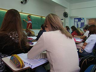 Foto de alunos estudando