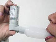 foto de pessoa fazendo bombinha contra asma