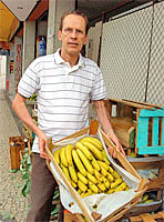 Foto de Falconi segurando uma caixa com bananas