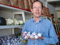 Foto de Falconi segurando alhos