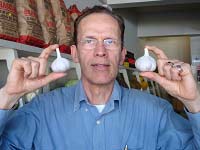 Foto de Falconi segurando dois alhos