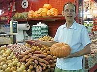 Foto de Falconi segurando uma ab?bora no mercado