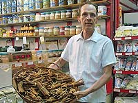 Foto de Falconi segurando uma abcia com canela em pau