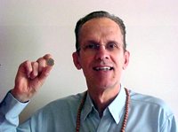 Armando Falconi segurando uma moeda