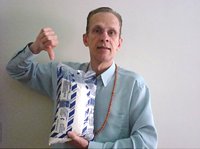 Armando Falconi mostrando um saco de a&ccedil;&uacute;car e fazendo um sinal negativo