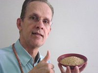 Armando Falconi com um pote de a&ccedil;&uacute;car