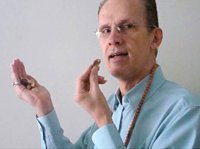 Armando Falconi com castanhas na m&atilde;o