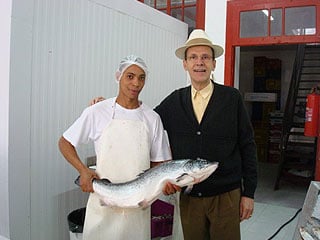Falconi e um vendedor de peixe mostrando uma espécie